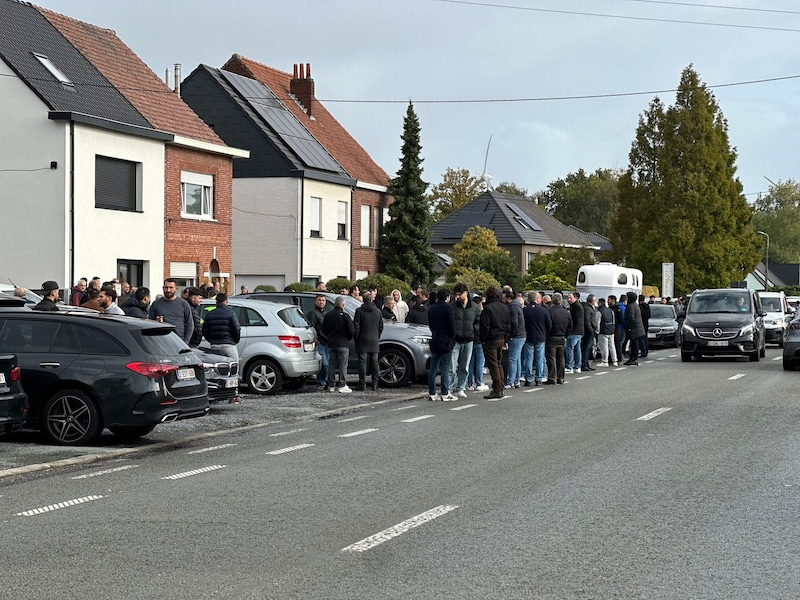 Familie en vrienden kwamen samen om te rouwen bij het huis van een van de slachtoffers in Doornzele Dries bij Evergem.