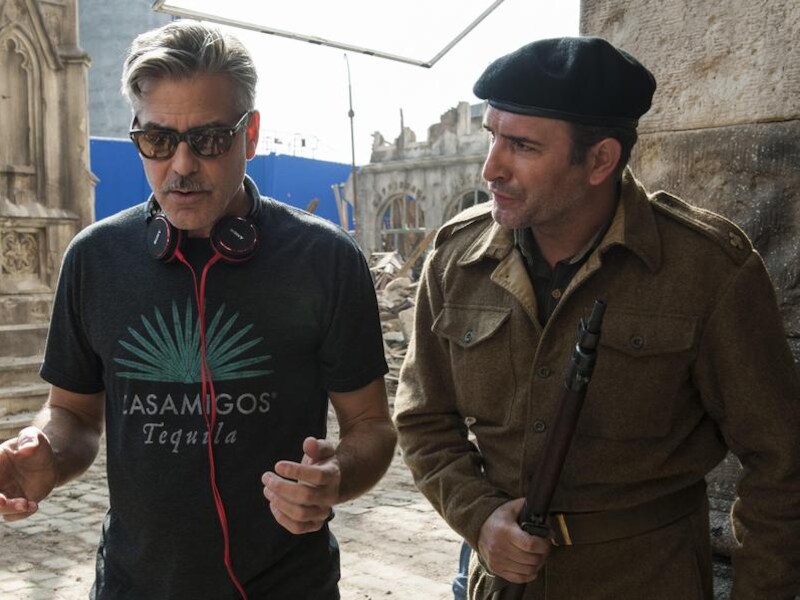 George Clooney en Jean Dujardin op de set van 'The Monuments Men'.
