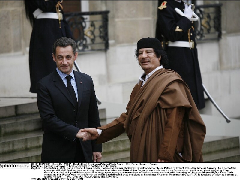 Nicolas Sarkozy en Mouammar Kadhafi in 2007 in Parijs.