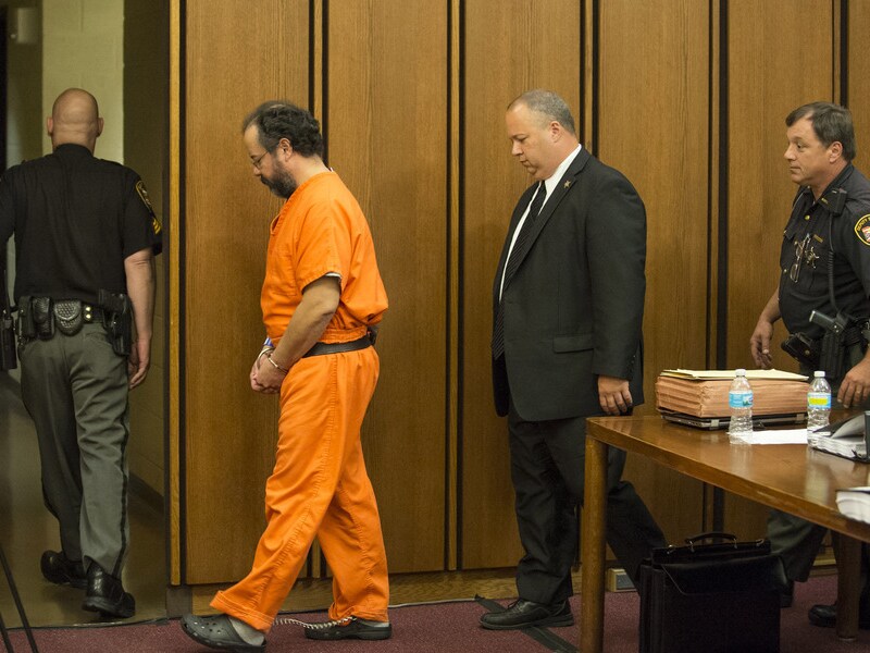 Ariel Castro verlaat de rechszaal nadat hij heeft gehoord dat hij levenslang de cel in moet, zonder mogelijkheid op vervroegde vrijlating.