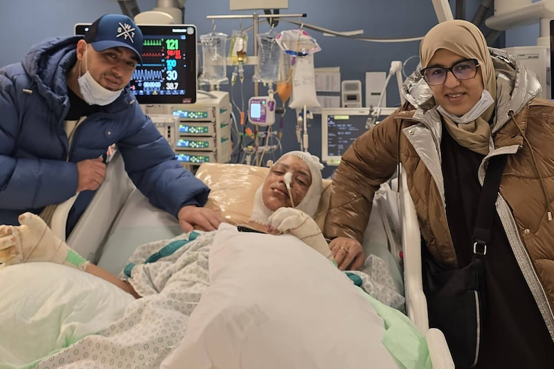 Slachtoffer Zakaria Oudghiri met zijn twee ouders. Hij ligt in het Militair Hospitaal in Neder-over-Heembeek.