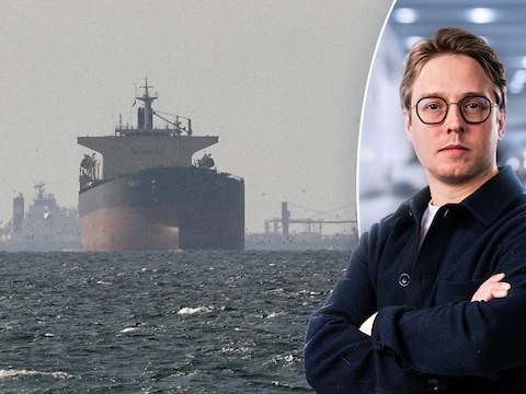 Cargoschepen dichtbij de geblokkeerde Straat van Hormuz. Rechts: politiek journalist Timmie van Diepen.