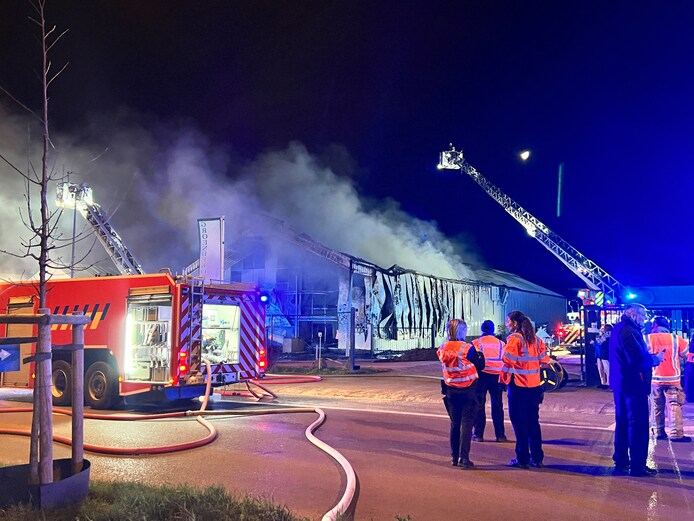 Zware brand bij Tuincentrum Groendekor: deel van pand gaat in vlammen ...