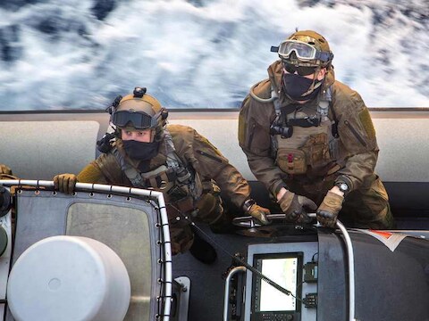 Leden van de Noorweegse Naval Special Warfare Group die helpen met het transporteren van chemische wapens uit Syrië.