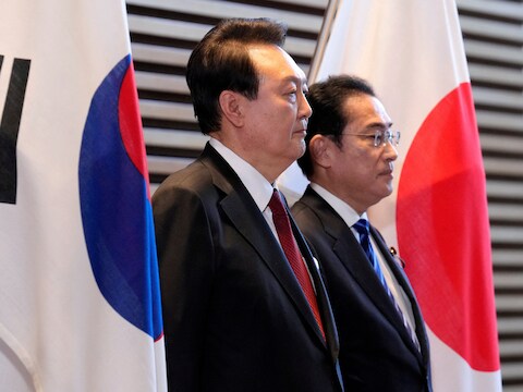 Zuid-Koreaanse president Yoon Suk-yeol (links) en Japanse premier Fumio Kishida (rechts). 