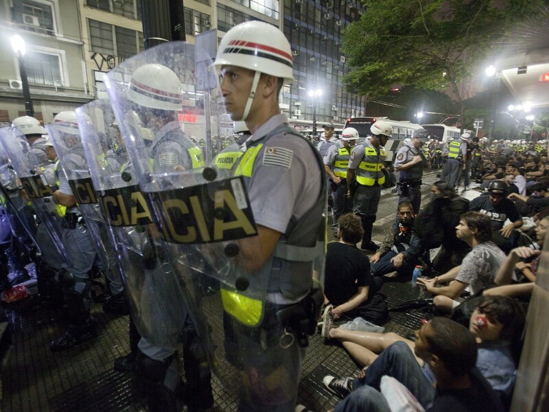 De Braziliaanse politie hield de demonstranten streng in het oog.