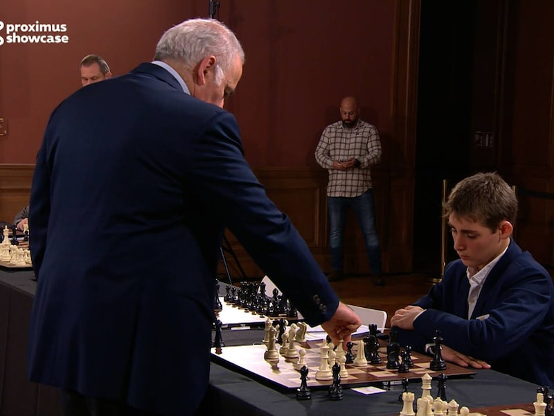 Russische schaaklegende Garry Kasparov (63) en Seppe Lambert (13) in actie tijdens de simultaanwedstrijd in het KMSKA in Antwerpen.