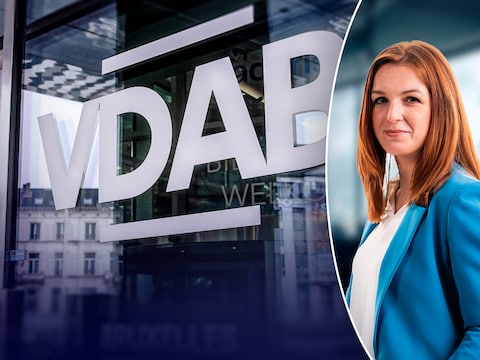 Politiek journalist Astrid Roelandt steekt langdurig werklozen die terug aan de slag gaan een hart onder de riem. 