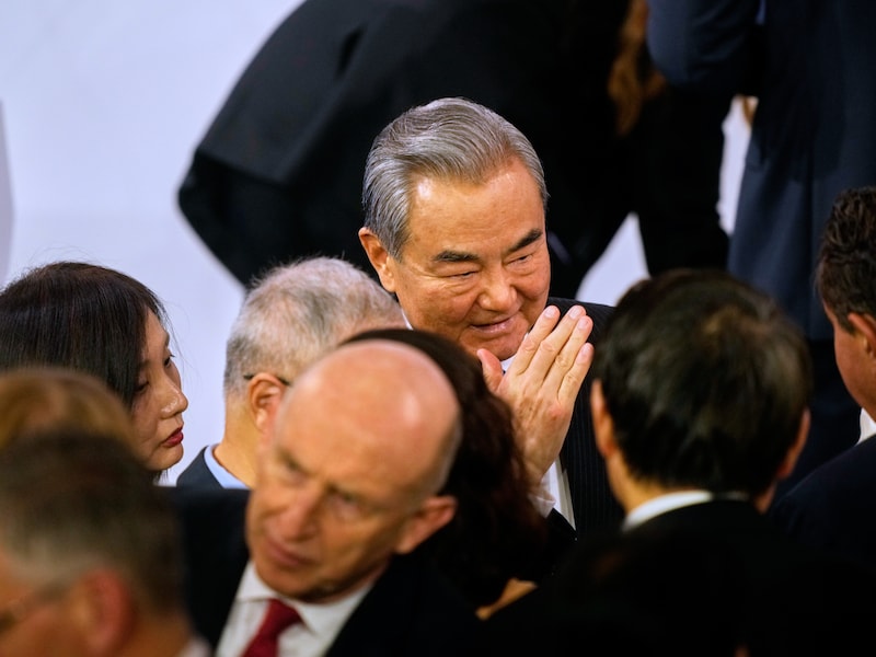 De Chinese minister van Buitenlandse Zaken Wang Yi op de veiligheidsconferentie in München.