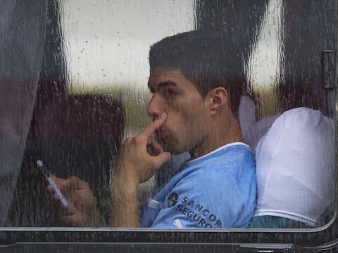 Luis Suarez arriveert met de nationale ploeg van Uruguay in Brazilië.