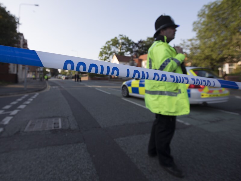 Een straat is afgezet in Wigan waar de politie een huiszoeking uitvoert.