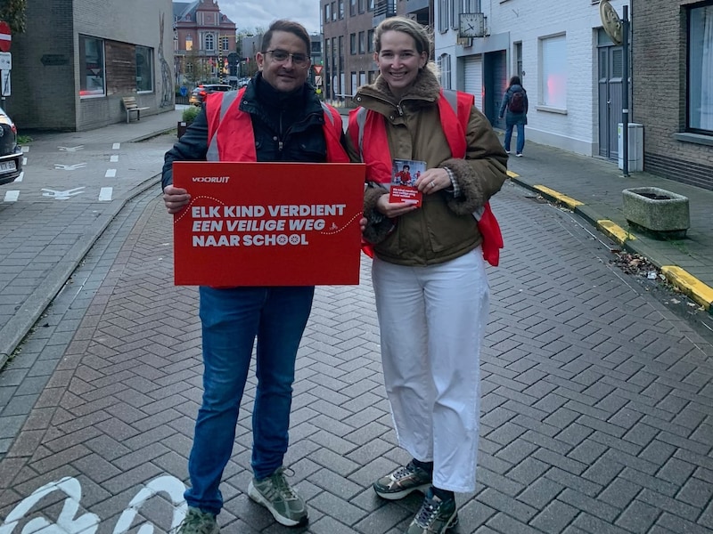 Hans Devriendt en Gianna Werbrouck aan de schoolpoort in Hooglede.