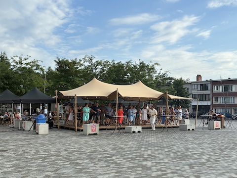 De eerste zomerse dansavonden in Wijnegem konden ondanks de warme temperaturen al op heel wat enthousiastelingen rekenen.