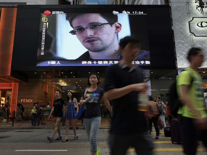 Edward Snowden is te zien op grote schermen in Hong Kong