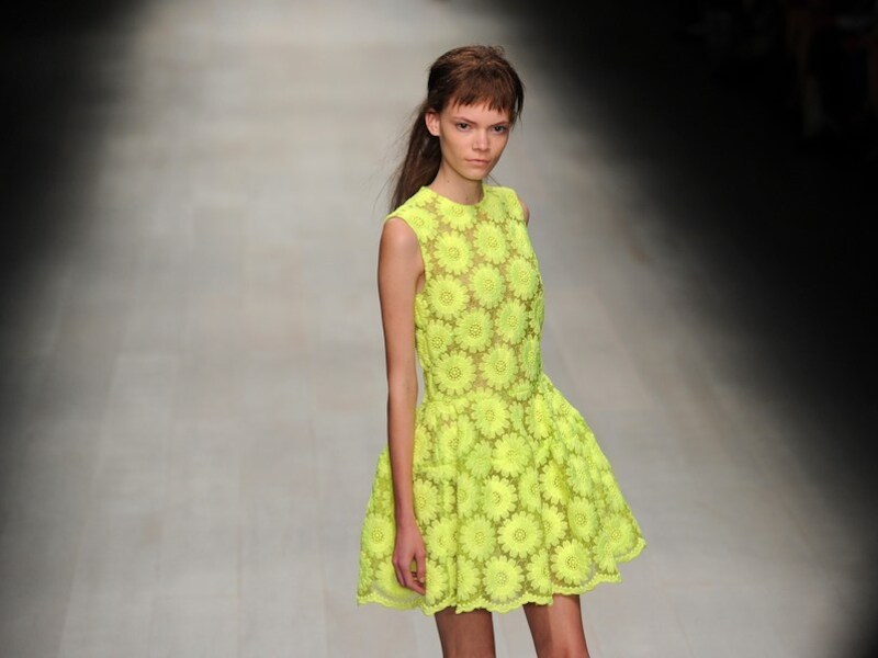 Ga op zoek naar kanten outfits in neonkleurtjes, zoals bij Simone Rocha
