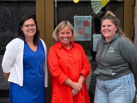 (v.l.n.r.) Amy Pauwels (coördinator van Het Speelhuis - 3Wplus), Els Van Buggenhout (schepen van buitenschoolse opvang) en Tine Van Litsenborgh (coördinator van Het Speelhuis - 3Wplus)


