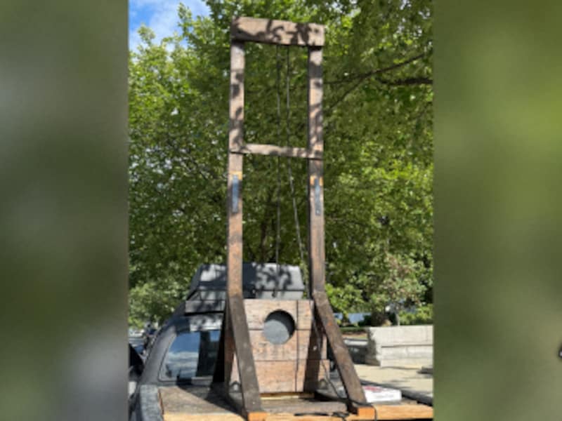 Als je dacht dat je alles gezien had: Capitoolpolitie arresteert man met guillotine aan wagen