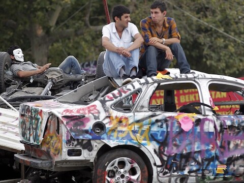 Demonstranten aan de ingang van het Gezi Park in Istanbul.