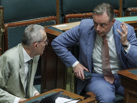 Minister van Volkgezondheid Frank Vandenbroucke (Vooruit) in gesprek met Bart De Wever (N-VA). Met dit rapport hebben ze nog véél te bespreken.