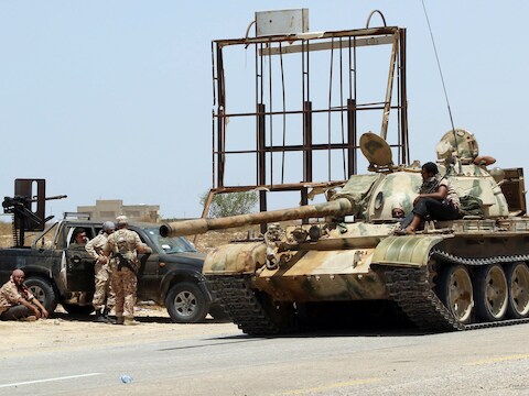 Regeringsgezinde troepen tijdens de herovering van Sirte.