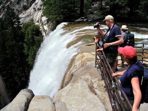 Toeristen bij Vernal Falls, de plaats waar de tragedie plaats vond.