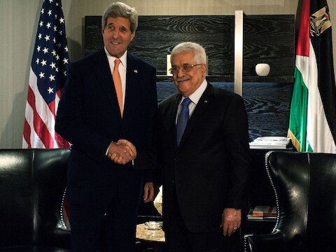 De Amerikaans minister van Buitenlandse Zaken John Kerry en de Palestijnse president Mahmoud Abbas.