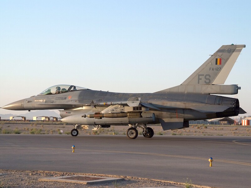 Een Belgische F-16 op de luchtmachtbasis van Kandahar.