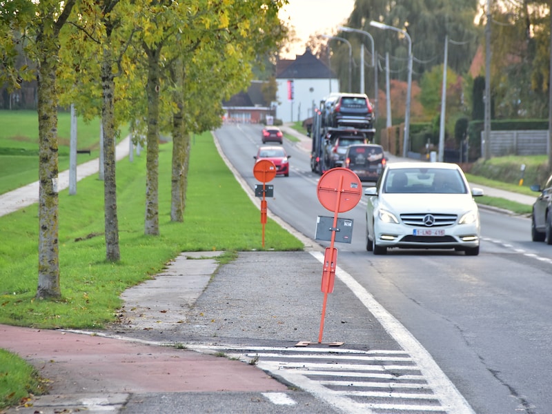 Archiefbeeld: de Moeskroensesteenweg in Aalbeke, vlakbij de brug onder de E403 en het bedrijf Houtimport Vandecasteele.