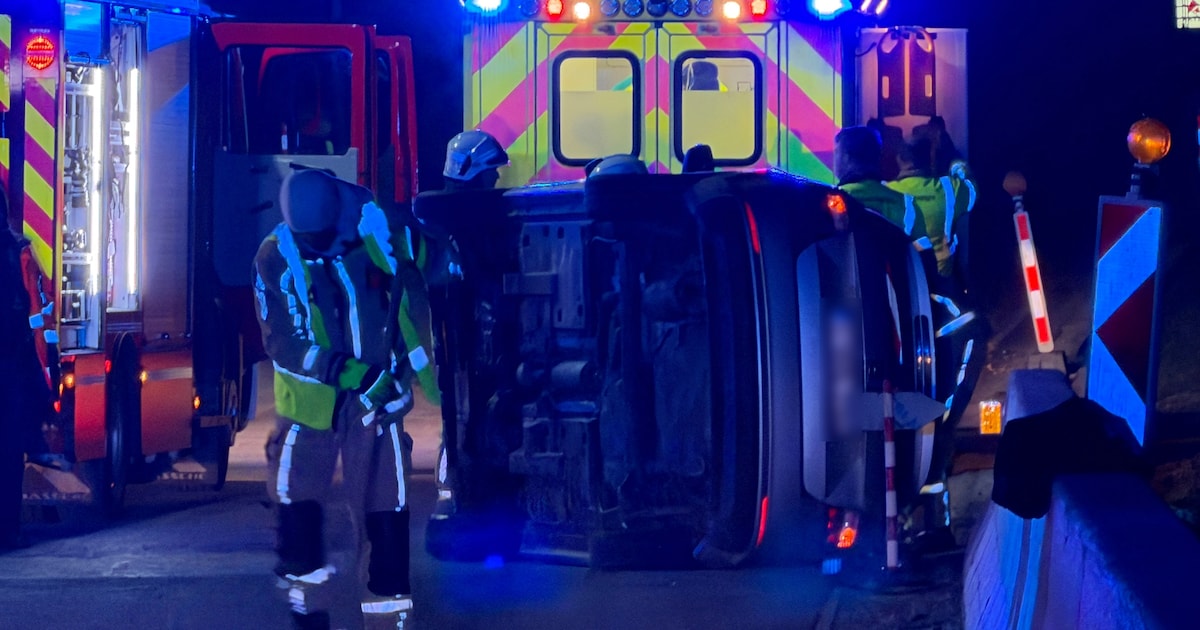 Wagen gekanteld bij werken op N49 in Middelburg: brandweer moet bestuurder uit wrak bevrijden