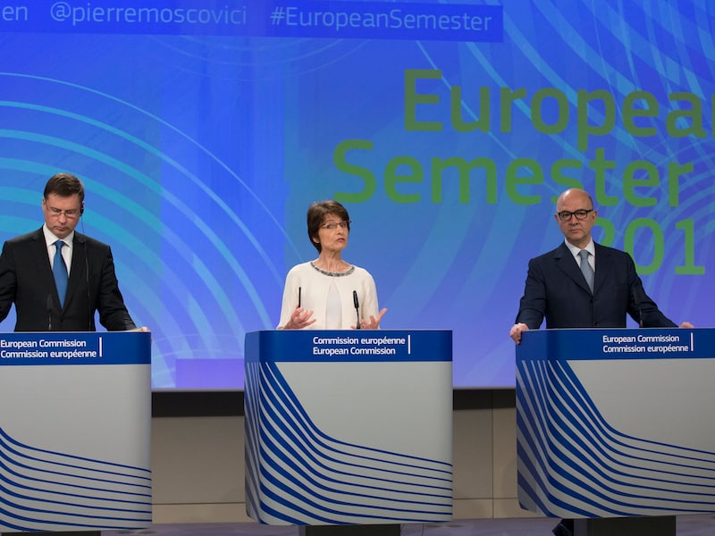 De vicepresident van de Europese Commissie Valdis Dombrovskis en EU-commissarissen Marianne Thyssen en Pierre Moscovici.