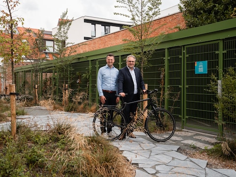 De nieuwse buurtfietsenstalling De Wastuin, met Berchems districtsschepen voor mobiliteit en parkeren Bart Vanderfeesten en schepen voor mobiliteit Koen Kennis. 