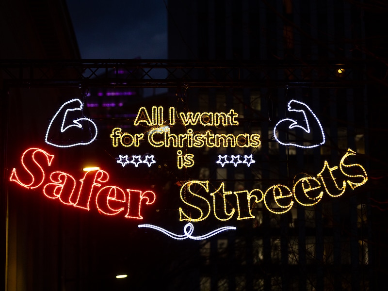 Kerstverlichting van ‘Blijf Van Mijn Lijf’ en ‘Stand Up’ tegen straatintimidatie.