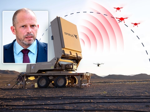 Het Amerikaanse leger experimenteert al met wapens met microgolfstralen tegen drones, zoals deze Indirect Fire Protection Capability-High-Power Microwave van fabrikant Epirus. Links: Defensieminister Theo Francken (N-VA).