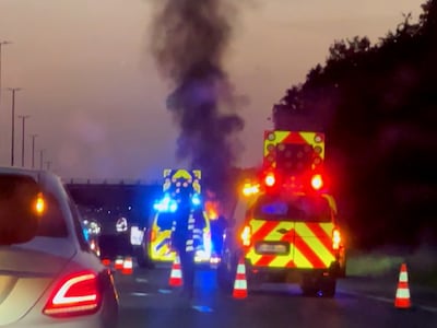Beelden tonen hoe auto in lichterlaaie staat op E314 bij Aarschot