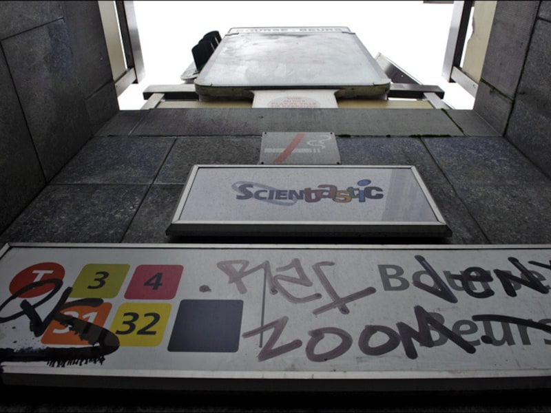 Ingang van het metrostation 'Beurs'.