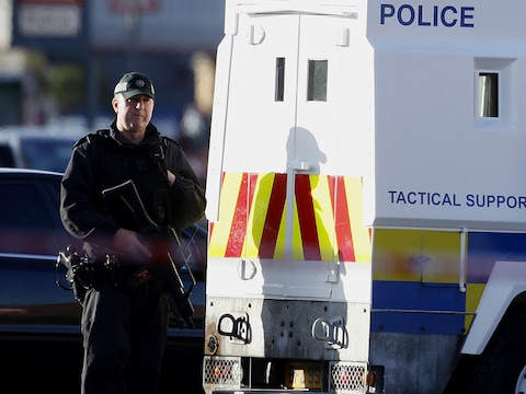 Politie nabij de plek waar een ex-aanvoerder van het CIRA werd doodgeschoten.