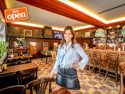 Nieuwe uitbaatster Emelie Misera in haar cafe St.-Cornelius in Lapscheure.