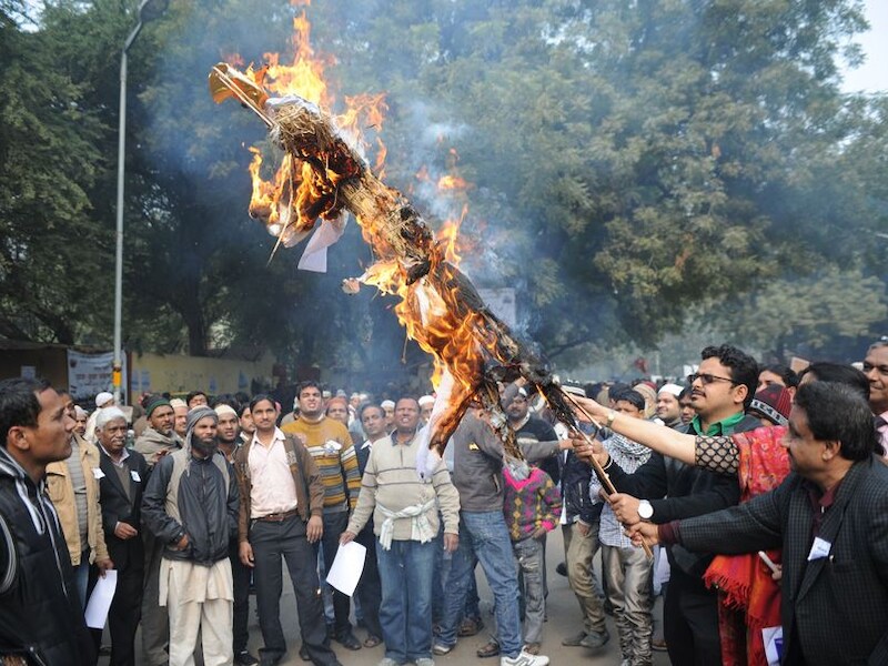 Onder druk van de publieke opinie zouden de daders van de groepsverkrachting in India snel terecht moeten staan.