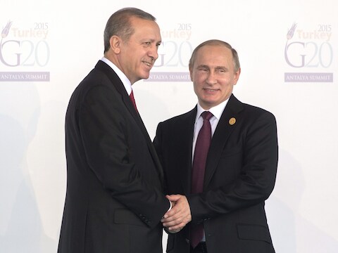 De Turkse president Erdogan en de Russische president Poetin in 2015 voor Turkije een straaljager uit Rusland neerhaalde.