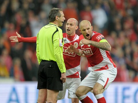 Luc Wouters, hier fel gecontesteerd door Laurent Ciman en Jelle Van Damme, leidt de bekerfinale