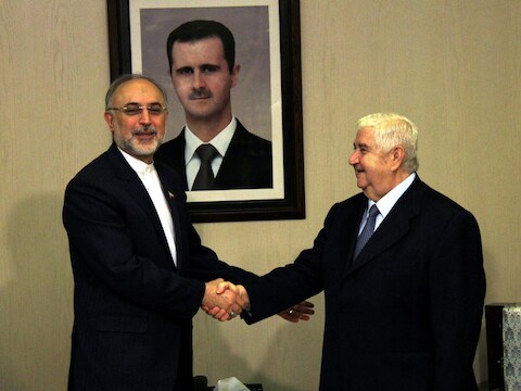 De Syrische minister van Buitenlandse Zaken schudt de hand van zijn Iraanse ambtsgenoot Salehi (links) in Damascus.