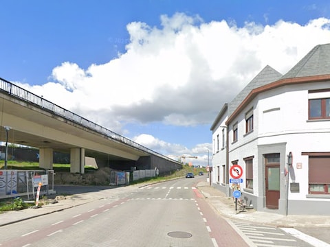 Aan het kruispunt van de Nieuwe Zaventemsesteenweg en de Lostraat in Machelen ontstond een wegverzakking.