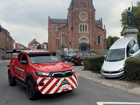 De auto belandde in de planten naast het oorlogsmonument. 