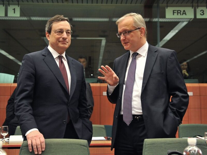 ECB-voorzitter Mario Draghi luistert naar Olli Rehn.