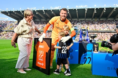 Afscheidnemende Simon Mignolet in tranen bij prachtig eerbetoon: doelman met familie en volledige prijzenkast op het veld, Club-fans zorgen voor grote tifo
