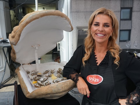 Inge Brocken bij de oesterbar van de Beverse Feesten