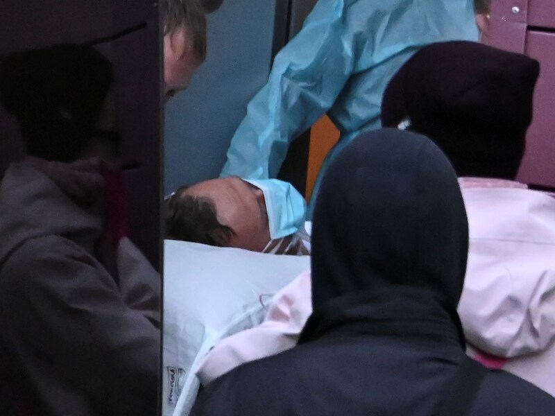 Aleksej Navalny tijdens het transport naar de luchthaven in Omsk. 