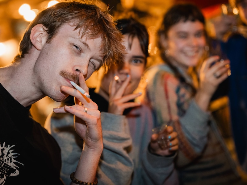 Rookverbod op de schop? Op het terras van het Gentse café Trefpunt wordt dat gevierd met een sigaretje.