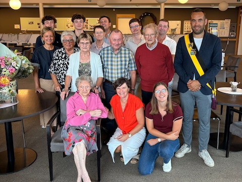 Maria De Wever blaast 104 kaarsjes uit.