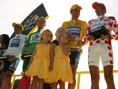 Armstrong en Rasmussen op het Tourpodium in 2005.